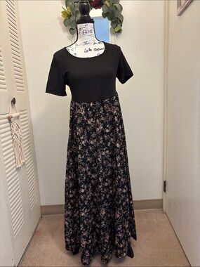 Black Floral Maxi Dress with Ribbed Bodice and Short Sleeves